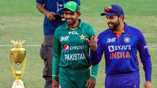 ভারত-পাকিস্তান মহারণ শুরু,  ব্যাটিংয়ে পাকিস্তান